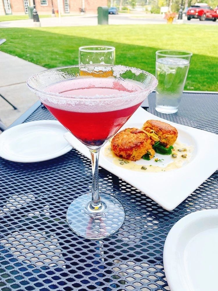 //img1.wsimg.com/isteam/ip/d61f698b-11cc-45f5-b1e7-34db9e9cf630/CR%20Martini%20and%20Crab%20Cake.jpg/:/rs=w:1300,h:800